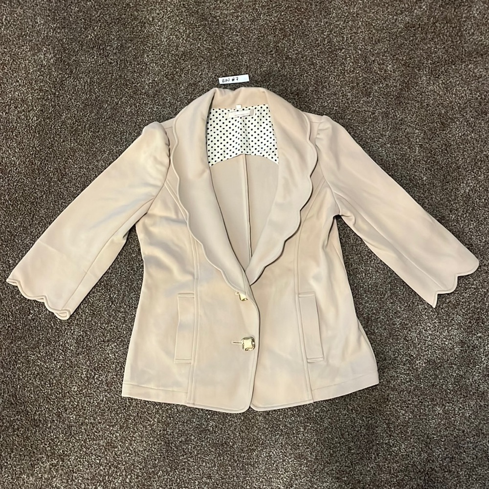 2/$30 Medium blazer in excellent condition.